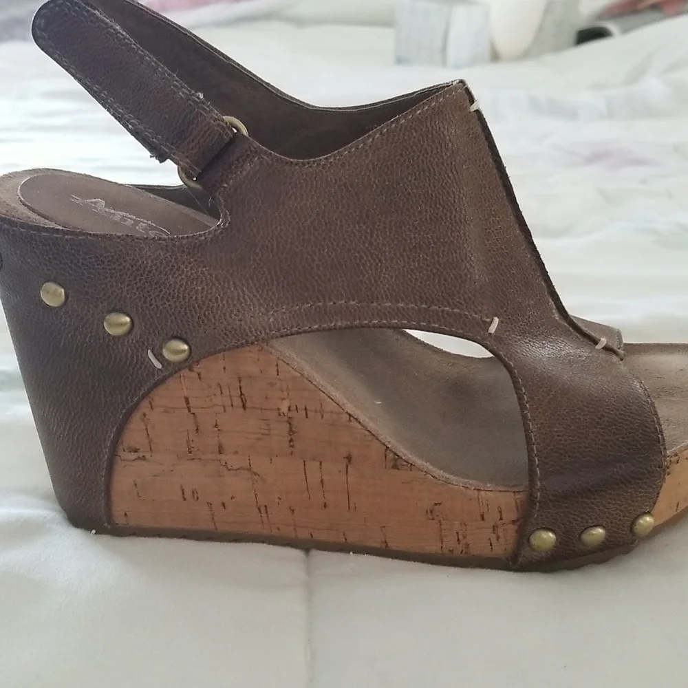 Like new, Excellent condition Antelope cork wedges. Size 6 - Picture 2 of 5